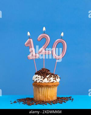 Bougie numéro 120 - carte d'anniversaire avec cupcake sur fond bleu Banque D'Images
