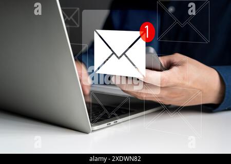 Main d'homme d'affaires utilisant smartphone pour l'email avec alerte de notification. Concept de communication en ligne. marketing par e-mail. Projet de vente directe en personnalisation Banque D'Images