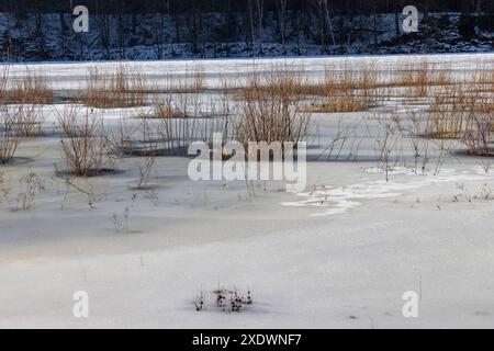 la surface couverte de glace de la rivière pendant la saison hivernale, l'eau gelée dans la rivière pendant les gelées de la saison hivernale Banque D'Images