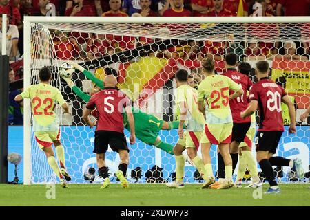 Dusseldorf, Allemagne. 24 juin 2024. David Raya Martin (arrière), gardien de but espagnol, réalise un arrêt lors du match du Groupe B de l'UEFA Euro 2024 entre l'Espagne et l'Albanie à Dusseldorf, en Allemagne, le 24 juin 2024. Crédit : Meng Dingbo/Xinhua/Alamy Live News Banque D'Images