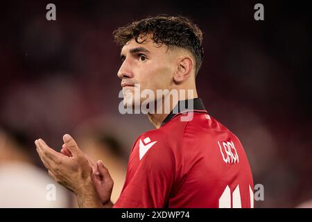 Dusseldorf, Allemagne. 24 juin 2024. L'Albanais Qazim Laci applaudit après le match du Groupe B de l'UEFA Euro 2024 entre l'Espagne et l'Albanie à Dusseldorf, en Allemagne, le 24 juin 2024. Crédit : Meng Dingbo/Xinhua/Alamy Live News Banque D'Images