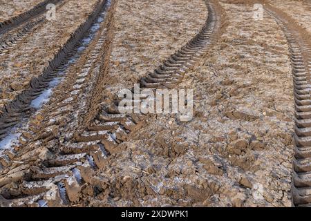 pistes de voiture hors route dans le champ, pistes de voiture profondes sur le sol en hiver sans neige, sol gelé Banque D'Images