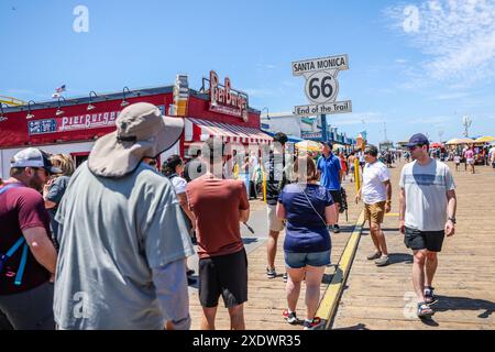 Los Angeles, États-Unis. 24 juin 2024. Panneau indiquant la fin de la route 66 entre Praia et Santa Monica Pier à Los Angeles, pendant l'été nord-américain en Californie aux États-Unis, 24 juin 2024 crédit : Brazil photo Press/Alamy Live News Banque D'Images