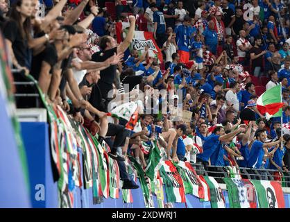 Leipzig, Allemagne. 24 juin 2024. Les fans de l'Italie célèbrent le match du groupe B de l'UEFA Euro 2024 entre la Croatie et l'Italie à Leipzig, en Allemagne, le 24 juin 2024. Crédit : Xiao Yijiu/Xinhua/Alamy Live News Banque D'Images