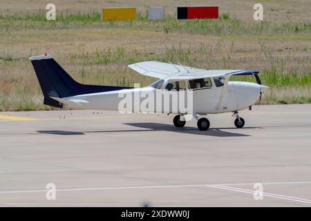 Un petit avion d'entraînement se prépare au décollage sur la piste. Banque D'Images