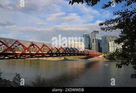 Pont de la paix au-dessus de la rivière Bow - Calgary, Canada Banque D'Images