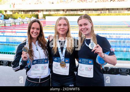 Rome, Italie. 23 juin 2024. Honey Osrin (GBR) (C), Katie Shanahan (GBR) (R), et Margherita Panziera (ITA) (l) posent avec leurs médailles pour le podium féminin du 200 m dos au 60e Settecolli Swimming International. Crédit : SOPA images Limited/Alamy Live News Banque D'Images