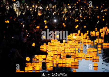 Pékin, Chine. 23 juin 2024. Cette photo prise le 23 juin 2024 montre des lanternes flottant sur l'eau lors du Water Lantern Festival qui se tient à San Jose, Californie, États-Unis. Crédit : Li Jianguo/Xinhua/Alamy Live News Banque D'Images
