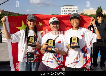 Pékin, Hongrie. 23 juin 2024. Zhu Yuanling, Zeng Wenhui et Cui Chenxi (de gauche à droite), de Chine, posent pour les photos après la finale féminine de skateboard dans la rue lors de la série olympique qualificative Budapest à Budapest, Hongrie, le 23 juin 2024. Crédit : Attila Volgyi/Xinhua/Alamy Live News Banque D'Images