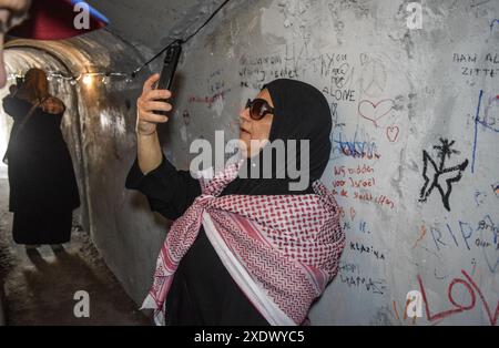 Rotterdam, pays-Bas. 13 juin 2024. Un visiteur dans une réplique d'un tunnel du Hamas sur un camion de l'artiste Rachel Migler vise à mettre en lumière le sort des Israéliens pris en otage à la suite du conflit de Gaza, à Rotterdam, aux pays-Bas. (Photo de Mouneb Taim/INA photo Agency/SIPA USA) crédit : SIPA USA/Alamy Live News Banque D'Images