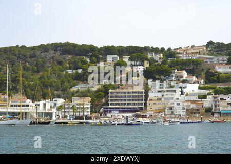 Port de L'estartit situé dans la région du Baix Empordá, Catalogne, Espagne Banque D'Images