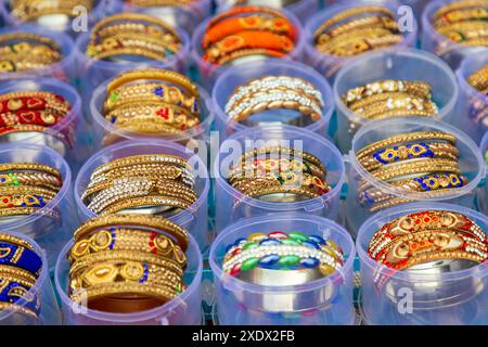 Inde, Uttar Pradesh, Varanasi. Bracelets colorés à vendre. Banque D'Images