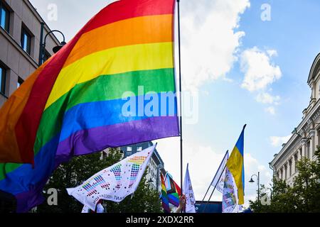 Drapeaux Pride Parade. Une scène vibrante arborant un drapeau de fierté Banque D'Images