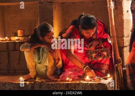 Inde, Uttar Pradesh, Varanasi. Bougies sur les ghats allumées pour la cérémonie du soir d'Arti. Banque D'Images