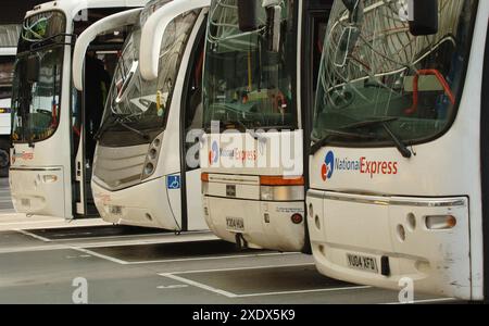 Photo du dossier datée du 04/01/07 des autocars National Express stationnés dans une rangée à la gare routière de Victoria, Londres. L'association caritative Climate possible a déclaré qu'investir dans les autocars serait un « moyen bon marché et rapide de déplacer les trajets plus longs des voitures privées », et exhorte le prochain gouvernement à financer une flotte d'autocars électriques de luxe pour stimuler le tourisme et réduire l'utilisation des voitures à travers le Royaume-Uni. Date d'émission : mardi 25 juin 2024. Banque D'Images