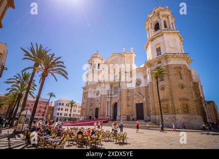 Vue sur la façade de la cathédrale de Cádiz, belle ville côtière d'Andalousie, sud de l'Espagne Banque D'Images