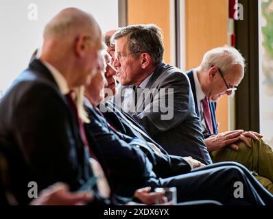 Rainer Meyer zum Felde - Clausewitz-Strategiegespräche : Perspektiven der Nuklearen Abschreckung EUR, Deutschland, Berlin, 24.06.2024 : Rainer Meyer zum Felde mitte - blickt zurück - ehemaliger Brigadegeneral der Ständigen Vertretung der Bundesrepublik Deutschland BEI der NATO in Brüssel. Matrice 19. Clausewitz-Strategiegespräche - eine Kooperation der Clausewitz-Gesellschaft und der Deutschen Atlantischen Gesellschaft in der Landesvertretung Sachsen-Anhalt beim Bund, erörtern das Thema : Nukleare Abschreckung, zuverlässig - wenn ja, wie Der russische Angriffskrieg und die Androhung eines atomaren er Banque D'Images