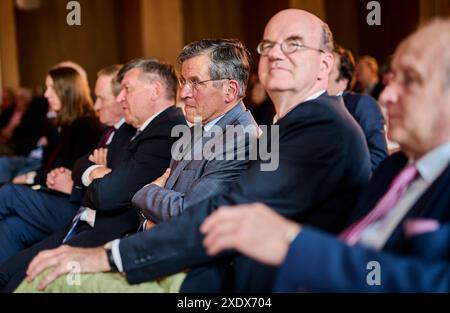 Rainer Meyer zum Felde - Clausewitz-Strategiegespräche : Perspektiven der Nuklearen Abschreckung EUR, Deutschland, Berlin, 24.06.2024 : Rainer Meyer zum Felde mitte ehemaliger Brigadegeneral der Ständigen Vertretung der Bundesrepublik Deutschland BEI der NATO in Brüssel. Matrice 19. Clausewitz-Strategiegespräche - eine Kooperation der Clausewitz-Gesellschaft und der Deutschen Atlantischen Gesellschaft in der Landesvertretung Sachsen-Anhalt beim Bund, erörtern das Thema : Nukleare Abschreckung, zuverlässig - wenn ja, wie Der russische Angriffskrieg und die Androhung eines atomaren Erstschlags durch WL Banque D'Images