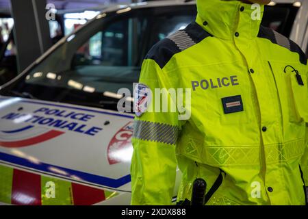 Bordeaux , France - 06 12 2024 : police français uniforme jaune réfléchissant d'un policier français devant la patrouille de fourgonnettes CRS dans la rue de la ville Banque D'Images