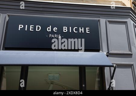 Bordeaux , France - 06 23 2024 : marque logo pied de biche paris et signe texte sur le mur magasin de la chaîne de chaussures de mode Banque D'Images