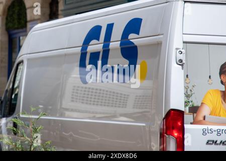 Bordeaux , France - 06 23 2024 : GLS General Logistics Systems marque logo et chaîne de signes textuels sur panneau de voiture prestataires de services de colis en Europe Banque D'Images