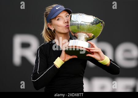 Dossier photo datée du 16/06/24 de Katie Boulter. Les meilleurs joueurs de tennis du monde sont descendus sur SW19 dans l'espoir de réussir à Wimbledon. Katie Boulter est un nom que personne ne voudra trouver dans sa section du tirage au sort. La numéro un britannique a brillamment bâti sur sa percée sur terrain en herbe l'été dernier, remportant un titre du WTA Tour 500 à San Diego, puis défendant avec succès le trophée à Nottingham au début du mois. Date d'émission : mardi 25 juin 2024. Banque D'Images