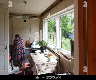 Non exclusif : Vasylkiv, UKRAINE - 23 JUIN 2024 - Une femme est vue à l'intérieur d'une maison endommagée par une attaque de missile russe, Vasylkiv, région de Kiev, Nord Banque D'Images