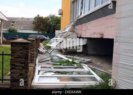 Non exclusif : VASYLKIV, UKRAINE - 23 JUIN 2024 - des fenêtres cassées reposent sur le sol à l'extérieur d'un immeuble d'appartements après une attaque de missile russe, va Banque D'Images