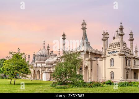 Pavillon royal de Brighton au crépuscule, East Sussex, Angleterre du Sud. Banque D'Images
