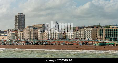 Vue sur le front de mer de Brighton depuis le Palace Pier, East Sussex, Angleterre Banque D'Images