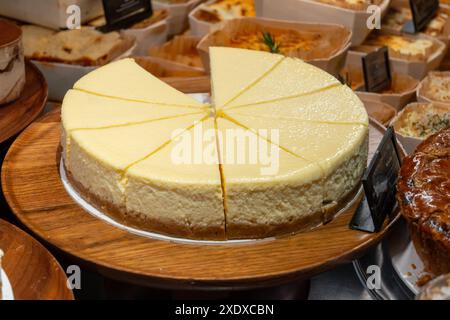 Dessert sucré américain traditionnel tarte au cheesecake fraîchement préparée à New York Banque D'Images