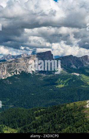 Sass de Stria, Averau, Nuvolau et Ra Gusela pics de montagne dans les Dolomites - vue depuis le sommet de la montagne Sief Banque D'Images