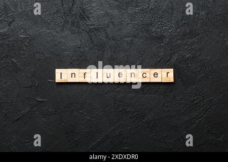 Influenceur mot écrit sur une cale en bois. influenceur texte sur table, concept. Banque D'Images