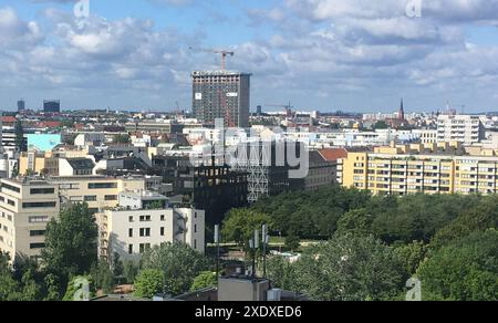 Postbank Tower - Dach weg, Fassade ab, für Rooftop-Bar und Büros neuer nom M50 - Der Design Tower Hoehe 89 m, 23 Geschosse, Landwehrkanal, Berlin, Kreuzberg, Hallesches Ufer, Grossbeerenstrasse, Moeckernstrasse, Möckernstrasse, Eigentümer Degewo Berlin und Art-Invest Real Estate Köln, Fotoaufnahme 09.06.2024 09:24 *** Postbank Tower Roof Gone, façade off, for Rooftop bar and bureaux New name M50 The Design Tower height 89 m, 23 étages, Landwehrkanal, Berlin, Kreuzberg, Hallesches Ufer, Grossbeerenstrasse, Moeckernstrasse, Möckernstrasse, propriétaire Degewo Berlin et Art Invest Real Estate Cologne, Banque D'Images