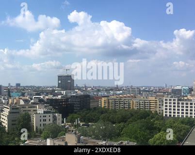 Postbank Tower - Dach weg, Fassade ab, für Rooftop-Bar und Büros neuer nom M50 - Der Design Tower Hoehe 89 m, 23 Geschosse, Landwehrkanal, Berlin, Kreuzberg, Hallesches Ufer, Grossbeerenstrasse, Moeckernstrasse, Möckernstrasse, Eigentümer Degewo Berlin und Art-Invest Real Estate Köln, Fotoaunahme 23.05.2024 11:46 *** Postbank Tower off, façade off, for Rooftop bar and bureaux New name M50 The Design Tower height 89 m, 23 étages, Landwehrkanal, Berlin, Kreuzberg, Hallesches Ufer, Grossbeerenstrasse, Moeckernstrasse, Möckernstrasse, propriétaire Degewo Berlin et Art Invest Real Estate Cologne, p Banque D'Images