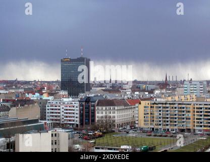 Postbank Tower - Dach weg, Fassade ab, für Rooftop-Bar und Büros Landwehrkanal Kreuzberg neuer nom M50 - Der Design Tower 89 m, 23 Geschosse Eigentümer Degewo, Berlin und Art-Invest Real Estate, Köln, Fotoaufnahme 29. 2007 septembre 20070929 *** Postbank Tower Roof Gone, façade off, pour bar sur le toit et bureaux Landwehrkanal Kreuzberg nouveau nom M50 The Design Tower 89 m, 23 étages propriétaire Degewo, Berlin et Art Invest Real Estate, Cologne, photo prise le 29 septembre 2007, 20070929 Banque D'Images