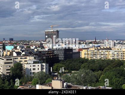 Postbank Tower - Dach weg, Fassade ab, für Rooftop-Bar und Büros neuer nom M50 - Der Design Tower Hoehe 89 m, 23 Geschosse, Landwehrkanal, Berlin, Kreuzberg, Hallesches Ufer, Grossbeerenstrasse, Moeckernstrasse, Möckernstrasse, Eigentümer Degewo Berlin und Art-Invest Real Estate Köln, 30.05.2024 08:37 *** Postbank Tower Roof Gone, Facade off, for Rooftop bar and Offices New name M50 The Design Tower Height 89 m, 23 Floors, Landwehrkanal, Berlin, Kreuzberg, Hallesches Ufer, Grossbeerenstrasse, Moeckernstrasse, Möckernstrasse, propriétaire Degewo Berlin et Art Invest Real Estate Cologne, 30 05 2024 0 Banque D'Images