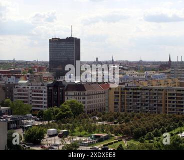 Postbank Tower - Dach weg, Fassade ab, für Rooftop-Bar und Büros Landwehrkanal Kreuzberg neuer nom M50 - Der Design Tower 89 m, 23 Geschosse Eigentümer Degewo, Berlin und Art-Invest Real Estate, Köln, Fotoaufnahme 29. 2006 novembre 20061129 Berlin *** Postbank Tower Roof Gone, façade off, pour bar sur le toit et bureaux Landwehrkanal Kreuzberg nouveau nom M50 The Design Tower 89 m, 23 étages propriétaire Degewo, Berlin et Art Invest Real Estate, Cologne, photo prise le 29 novembre 2006, 20061129 Berlin Banque D'Images