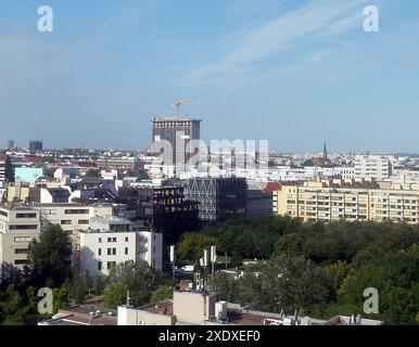 Postbank Tower - Dach weg, Fassade ab, für Rooftop-Bar und Büros neuer nom M50 - Der Design Tower Hoehe 89 m, 23 Geschosse, Landwehrkanal, Berlin, Kreuzberg, Hallesches Ufer, Grossbeerenstrasse, Moeckernstrasse, Möckernstrasse, Eigentümer Degewo Berlin und Art-Invest Real Estate Köln, Fotoaufnahme 10.06.2024 07:32 *** Postbank Tower off, façade off, for Rooftop bar and bureaux New name M50 The Design Tower height 89 m, 23 étages, Landwehrkanal, Berlin, Kreuzberg, Hallesches Ufer, Grossbeerenstrasse, Moeckernstrasse, Möckernstrasse, propriétaire Degewo Berlin et Art Invest Real Estate Cologne, Banque D'Images