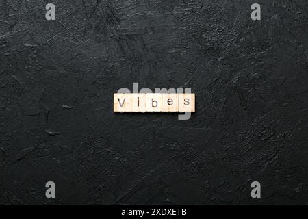 mot vibes écrit sur bloc de bois. texte vibes sur table, concept. Banque D'Images