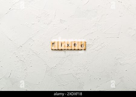 Mot fixe écrit sur bloc de bois. un texte fixe sur table, concept. Banque D'Images