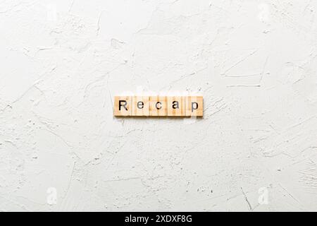récapituler le mot écrit sur un bloc de bois. récapituler le texte sur le tableau, concept. Banque D'Images