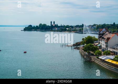 Allemagne, promenade de la ville de Friedrichshafen, maisons, fontaine et port, vue aérienne au-dessus de la côte de bodensee en été, un aimant touristique Banque D'Images