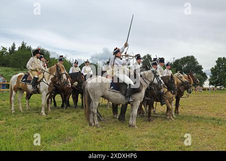 Festival des temps et des époques dans le parc paysager Mitino, Moscou. Cavalerie française des guerres napoléoniennes avant attaque Banque D'Images