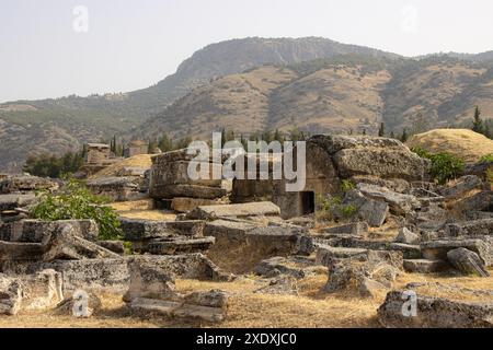 Sarcophage dans la nécropole de l'ancienne ville en ruines de Hiérapolis à Türkiye par une journée ensoleillée, près de la ville touristique populaire de Pamukkale. Banque D'Images