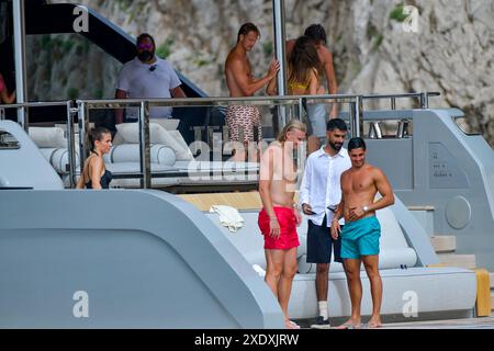 Capri, Italie. 25 juin 2024. Capri, Italie, juin 2024 Erling Haaland, joueur de football de Manchester City avec sa petite amie et ses amis à Capri, Italie, sur une ligne personnalisée Navetta 38 M/y Telli Viscontiart/LaPresse crédit : LaPresse/Alamy Live News Banque D'Images