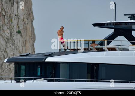 Capri, Italie. 25 juin 2024. Capri, Italie, juin 2024 Erling Haaland, joueur de football de Manchester City avec sa petite amie et ses amis à Capri, Italie, sur une ligne personnalisée Navetta 38 M/y Telli Viscontiart/LaPresse crédit : LaPresse/Alamy Live News Banque D'Images