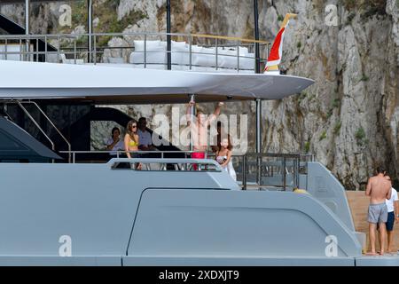 Capri, Italie. 25 juin 2024. Capri, Italie, juin 2024 Erling Haaland, joueur de football de Manchester City avec sa petite amie et ses amis à Capri, Italie, sur une ligne personnalisée Navetta 38 M/y Telli Viscontiart/LaPresse crédit : LaPresse/Alamy Live News Banque D'Images