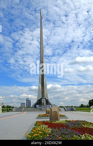 L'allée des cosmonautes, large avenue dans le nord de Moscou menant au Musée Mémorial russe de la cosmonautique et Monument aux conquérants de l'espace Banque D'Images