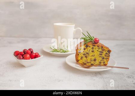 Tranche de raisins secs frais et gâteau aux fruits sur une assiette blanche. Pain traditionnel aux fruits sucrés. Gâteau fait maison. Banque D'Images